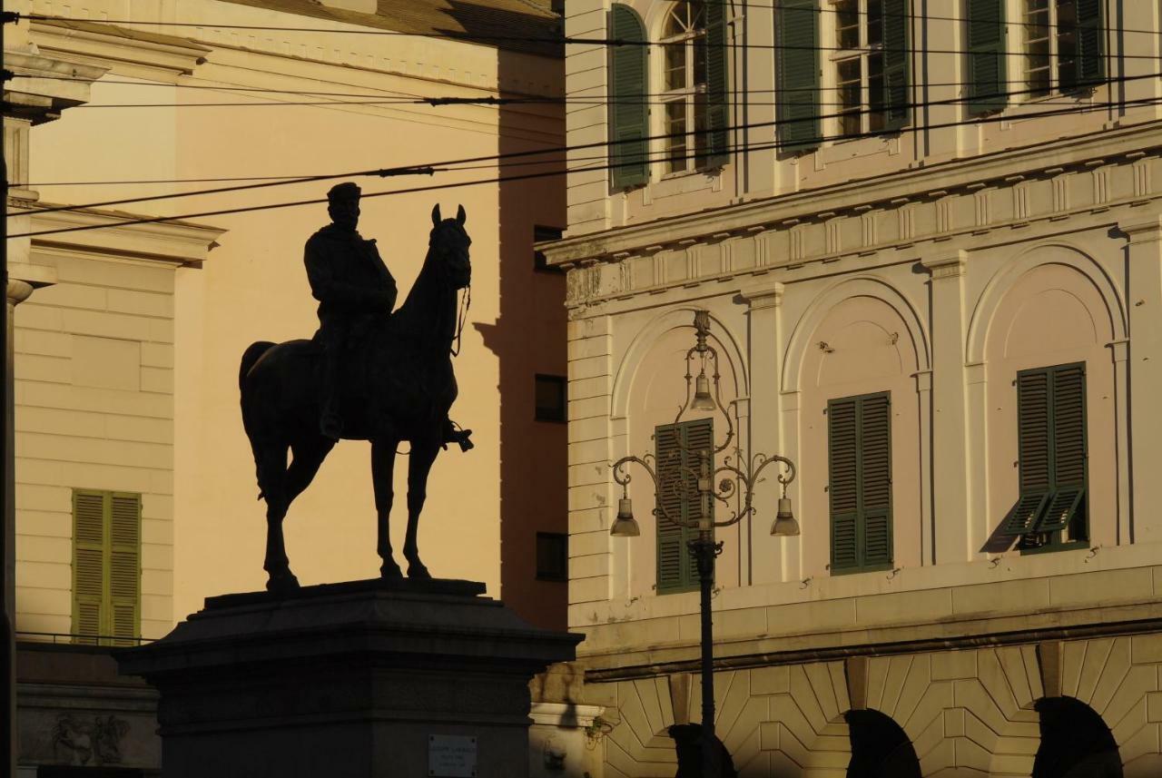 Dietro Il Teatro Modena Генуа Екстериор снимка